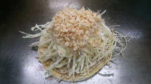 お好み焼きが出来るまで～野菜をのせる～