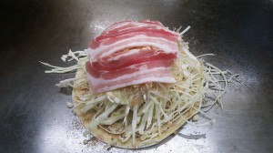 お好み焼きが出来るまで～豚肉とトッピングをのせる～