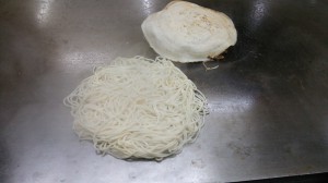お好み焼きが出来るまで～そばを焼く～