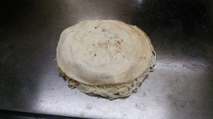 お好み焼きが出来るまで～麺にのせる～