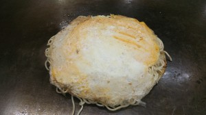 お好み焼きが出来るまで～ひっくり返す～
