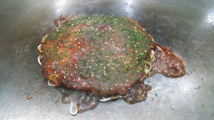 お好み焼きが出来るまで～ソースをかける～